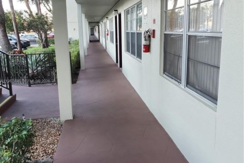 Copropriété à vendre à Pembroke Pines, Floride: 2 chambres, 96.99 m2 № 2049037 - photo 27
