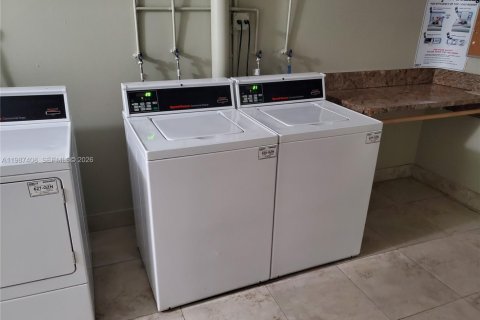 Copropriété à vendre à Pembroke Pines, Floride: 2 chambres, 96.99 m2 № 2049037 - photo 25