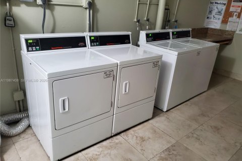 Copropriété à vendre à Pembroke Pines, Floride: 2 chambres, 96.99 m2 № 2049037 - photo 24