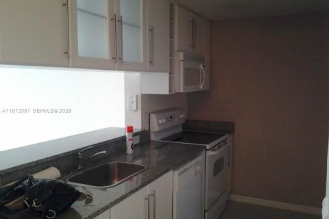 Condo in Miami, Florida, 1 bedroom  № 2042284 - photo 13