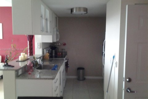 Condo in Miami, Florida, 1 bedroom  № 2042284 - photo 4