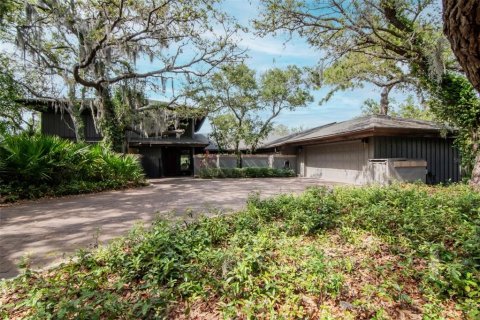 House in Dunedin, Florida 4 bedrooms, 342.34 sq.m. № 2232519