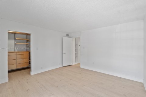 Condominio en venta en Pinecrest, Florida, 2 dormitorios, 91.23 m2 № 1888730 - foto 1