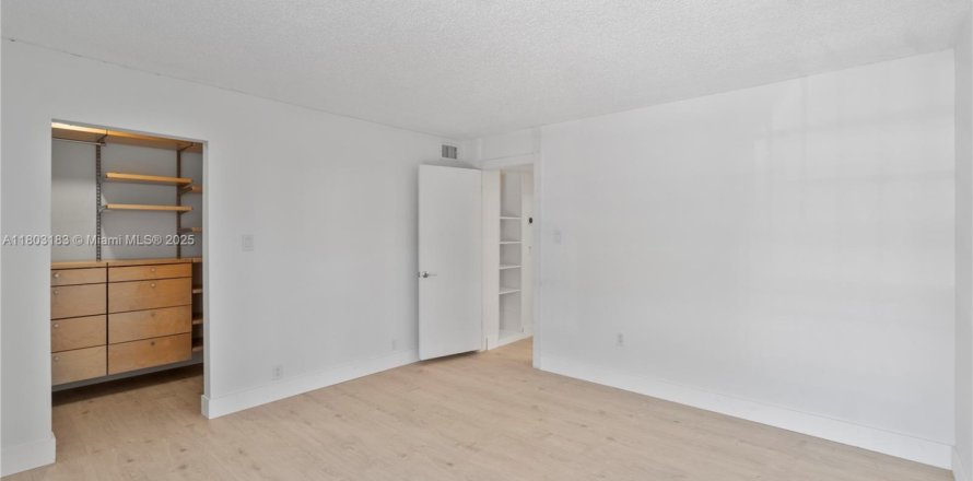 Condominio en Pinecrest, Florida, 2 dormitorios  № 1888730
