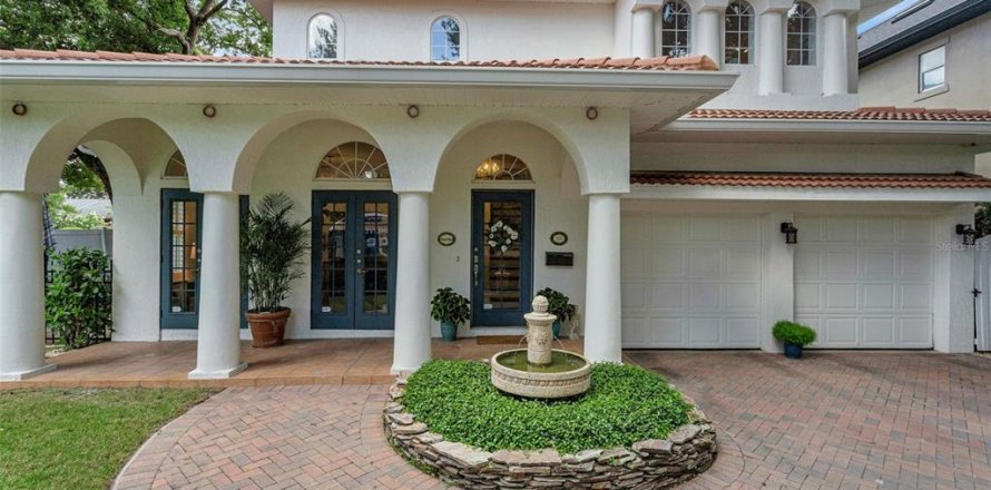 House in Orlando, Florida 3 bedrooms, 246.93 sq.m. № 1825425