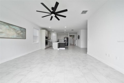 House in Clermont, Florida 4 bedrooms, 268.02 sq.m. № 2221488 - photo 12