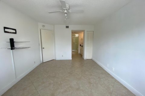 Condo in Coral Springs, Florida, 3 bedrooms  № 2041815 - photo 11
