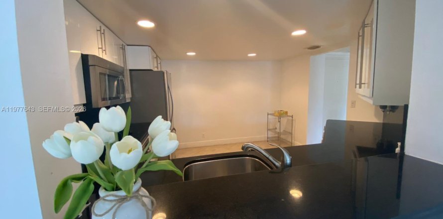 Condo in Coral Springs, Florida, 3 bedrooms  № 2041815