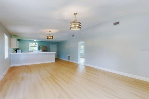 House in New Smyrna Beach, Florida 3 bedrooms, 125.7 sq.m. № 1883734 - photo 4