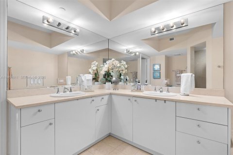 Condo in Aventura, Florida, 2 bedrooms  № 2031741 - photo 16