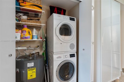 Condo in Aventura, Florida, 2 bedrooms  № 2031741 - photo 25