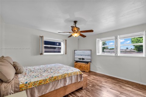 House in Pembroke Pines, Florida 3 bedrooms, 141.68 sq.m. № 1941325 - photo 18