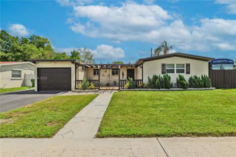 House in Pembroke Pines, Florida 3 bedrooms, 141.68 sq.m. № 1941325 - photo 1