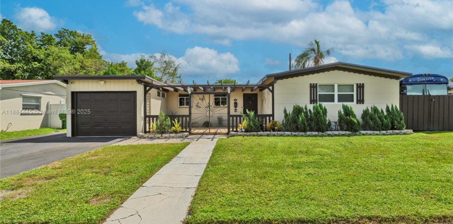 House in Pembroke Pines, Florida 3 bedrooms, 141.68 sq.m. № 1941325