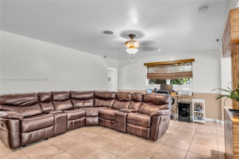 House in Pembroke Pines, Florida 3 bedrooms, 141.68 sq.m. № 1941325 - photo 15