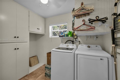 House in Pembroke Pines, Florida 3 bedrooms, 141.68 sq.m. № 1941325 - photo 17