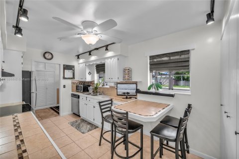 House in Pembroke Pines, Florida 3 bedrooms, 141.68 sq.m. № 1941325 - photo 9