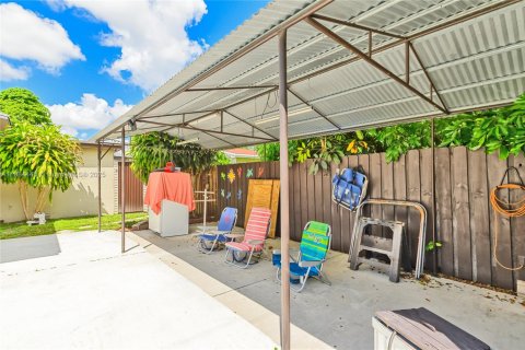 House in Pembroke Pines, Florida 3 bedrooms, 141.68 sq.m. № 1941325 - photo 30