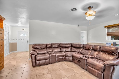 House in Pembroke Pines, Florida 3 bedrooms, 141.68 sq.m. № 1941325 - photo 14