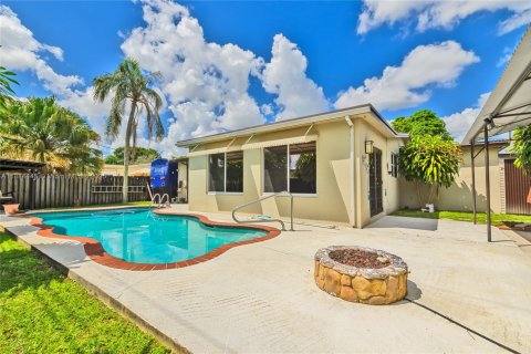 House in Pembroke Pines, Florida 3 bedrooms, 141.68 sq.m. № 1941325 - photo 26