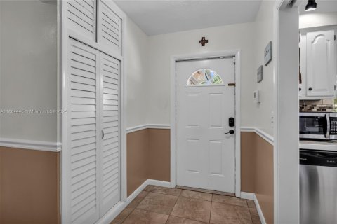 House in Pembroke Pines, Florida 3 bedrooms, 141.68 sq.m. № 1941325 - photo 6