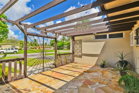 House in Pembroke Pines, Florida 3 bedrooms, 141.68 sq.m. № 1941325 - photo 4