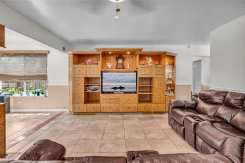 House in Pembroke Pines, Florida 3 bedrooms, 141.68 sq.m. № 1941325 - photo 12