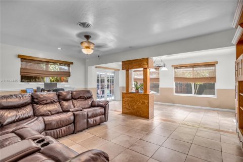 House in Pembroke Pines, Florida 3 bedrooms, 141.68 sq.m. № 1941325 - photo 10