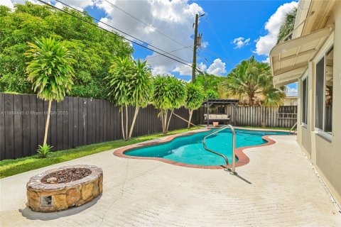 House in Pembroke Pines, Florida 3 bedrooms, 141.68 sq.m. № 1941325 - photo 29