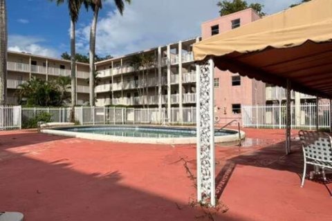 Condo in Lauderhill, Florida, 2 bedrooms № 2081710 - photo 12