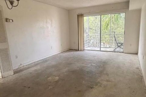 Condo in Lauderhill, Florida, 2 bedrooms № 2081710 - photo 3
