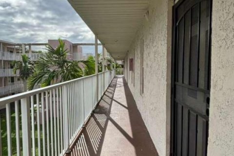 Condo in Lauderhill, Florida, 2 bedrooms № 2081710