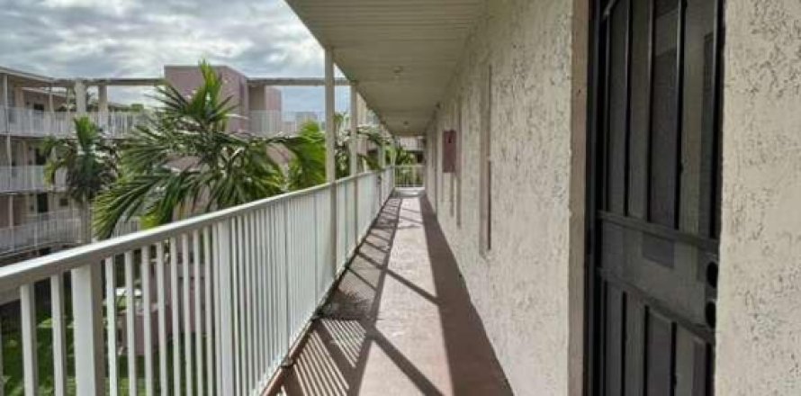Condo in Lauderhill, Florida, 2 bedrooms № 2081710
