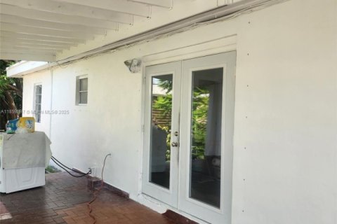 House in Miami, Florida 4 bedrooms, 164.72 sq.m. № 1891917 - photo 18