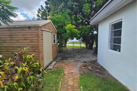 House in Miami, Florida 4 bedrooms, 164.72 sq.m. № 1891917 - photo 26