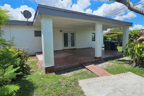 House in Miami, Florida 4 bedrooms, 164.72 sq.m. № 1891917 - photo 19