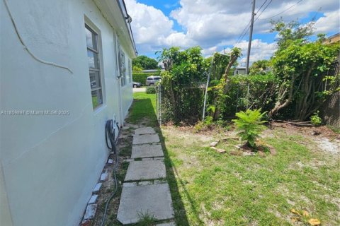 House in Miami, Florida 4 bedrooms, 164.72 sq.m. № 1891917 - photo 23