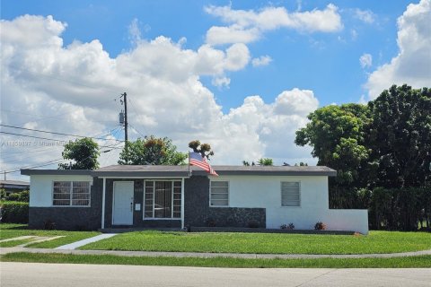 House in Miami, Florida 4 bedrooms, 164.72 sq.m. № 1891917 - photo 1