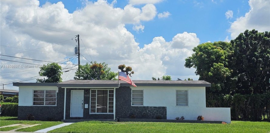 House in Miami, Florida 4 bedrooms, 164.72 sq.m. № 1891917