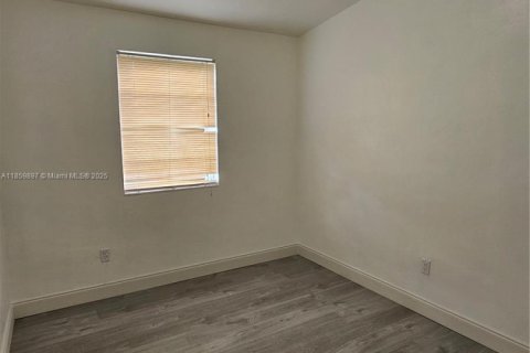 House in Miami, Florida 4 bedrooms, 164.72 sq.m. № 1891917 - photo 8