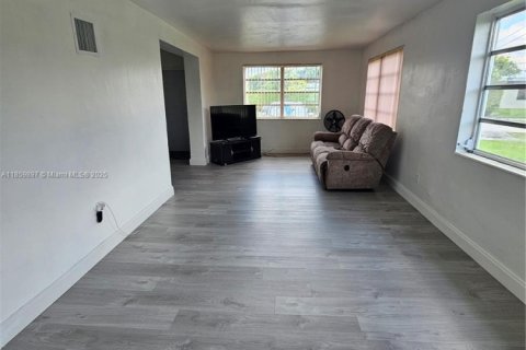 House in Miami, Florida 4 bedrooms, 164.72 sq.m. № 1891917 - photo 11
