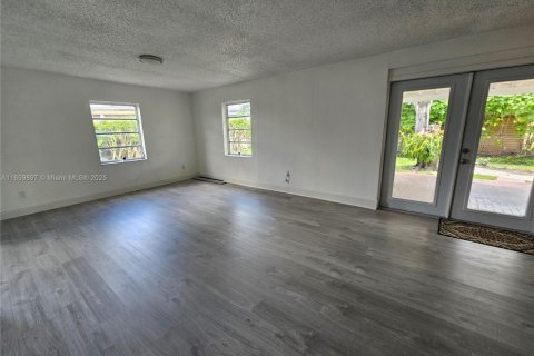 House in Miami, Florida 4 bedrooms, 164.72 sq.m. № 1891917 - photo 17
