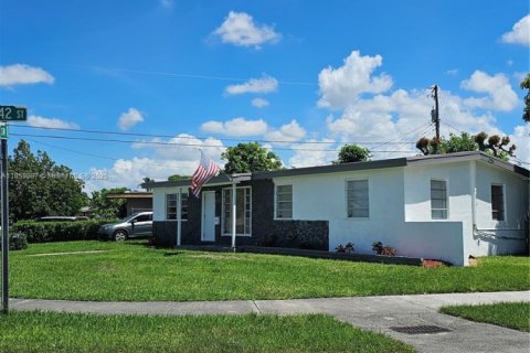 House in Miami, Florida 4 bedrooms, 164.72 sq.m. № 1891917 - photo 2