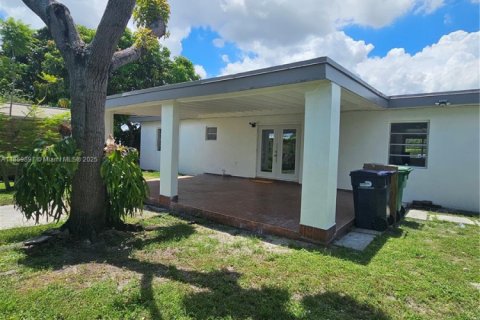 House in Miami, Florida 4 bedrooms, 164.72 sq.m. № 1891917 - photo 21