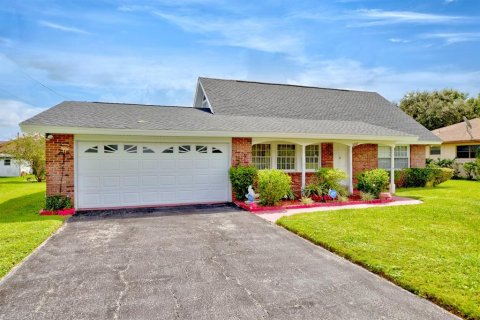 House in Sebring, Florida 4 bedrooms, 166.67 sq.m. № 1909543 - photo 1