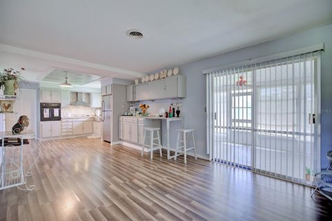 House in Sebring, Florida 4 bedrooms, 166.67 sq.m. № 1909543 - photo 5