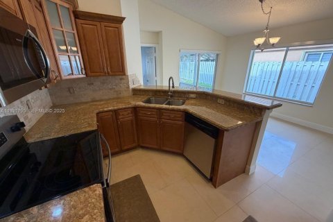 Снять в аренду виллу или дом в Уэстон, Флорида 3 спальни, 127.09м2, № 1990758 - фото 7