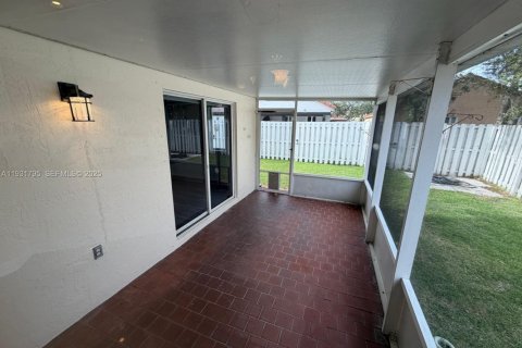 Снять в аренду виллу или дом в Уэстон, Флорида 3 спальни, 127.09м2, № 1990758 - фото 17