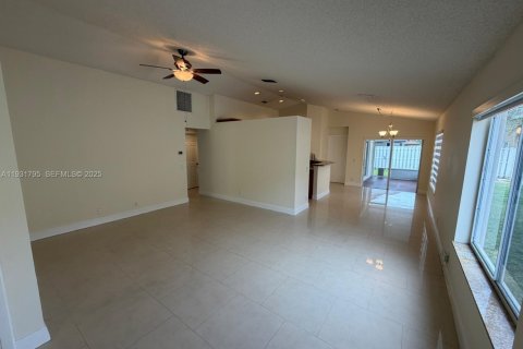 Снять в аренду виллу или дом в Уэстон, Флорида 3 спальни, 127.09м2, № 1990758 - фото 2