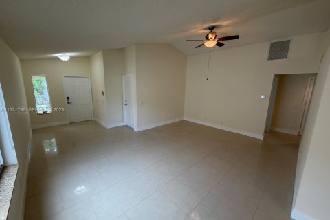 Снять в аренду виллу или дом в Уэстон, Флорида 3 спальни, 127.09м2, № 1990758 - фото 3